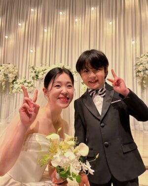 Seo Woo-jin Instagram - .
<사랑으로 가르치다>라는 말이 너무 잘 어울리는 최고의 선생님!
우진이가 아역을 시작하고 너무 바빴던 5년 전,
7살 정민이의 어린이집 담임선생님으로 처음 만났어요.
무척 내성적이고 예민한 기질을 타고 난 정민이는 
말이 없고 자기의 마음을 표현하지 않는 참 어려운 아이였어요.
동생의 아역배우 활동으로 엄마와 떨어져있는 시간이 길었고
그만큼 동생에게 밀려 뒷전이 될 수밖에 없었던 아이.
그런 아이의 곁을 항상 지켜주고 안아주던 선생님이셨어요.
선생님의 따뜻한 사랑과 가르침이 지금의 선하고 바른 정민이로 
자랄 수 있었다고 자신있게 말할수 있을 만큼 
너무 훌륭하신 최고의 선생님!
그런데 그 선생님을 우진이 7살 담임 선생님으로 또 만났지 뭐예요.
와 그때의 기쁨이란..❤️
정말 든든하고 행복했던 한해였습니다.
선생님의 응원을 받아 1년을 또 잘 배우고 어느덧 
어린이집을 졸업하고 3학년이 되었어요.
간간이 연락을 하며 지냈는데 세상에 결혼을 하게 되셨다네요?!
결혼식에 너무 가고 싶어 몇달 전부터 무조건 비워두었던 오늘!
선생님의 초대로 소중한 자리에 화동을 하게 되었답니다😊
우진이가 너무 커버려서 화동이 민폐가 될까봐 걱정을 엄청 했는데
너무 감동이었다며 기뻐해주셔서 얼마나 다행이었던지…
비가 오는데다 주말이라 차가 너무 막혀 늦는 바람에
여유있게 사진을 못찍어 아쉬웠지만
축하해 드릴 수 있어 너무 다행이었어요.

너무 아름다우셨던 오늘의 신부! 신미선 선생님!
정말 축하드립니다!!! 
신부입장 하는데 주책맞게 왜케 눈물이 나던지…
우리 정민이, 우진이 열심히 잘 키워서
자랑스런 선생님의 제자로 어깨뿜뿜하게 해드릴께요!
늘 행복하세요❤️

소중한 오늘의 행사에 멋진 수트 입혀주신
#키즈런웨이 너무 감사합니다!
소중한 날엔 #키즈런웨이 기억하세요 여러분🤗
@kids.runway