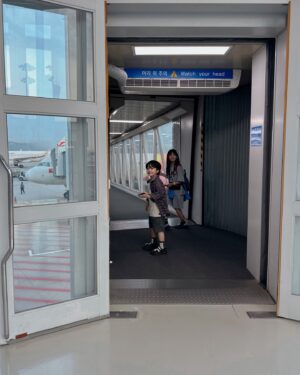 Seo Woo-jin Instagram - .
너무 기대하며 기다렸던 드라마 쫑파티도 일정 겹쳐서 못가고😢
새벽 비행기라 잠도 못자고,
저가 항공에 좌석도 맨 뒷자리라 여러모로 넘 불편 했지만,
드디어 왔다ㅋㅋㅋㅋ

신나게 놀고 갈께요😆

우진이 여행룩으로 선택한  #블루테일 
@bluetail_official 
넘 맘에 들어요❤️