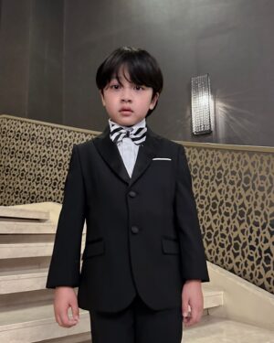 Seo Woo-jin Instagram - .
<사랑으로 가르치다>라는 말이 너무 잘 어울리는 최고의 선생님!
우진이가 아역을 시작하고 너무 바빴던 5년 전,
7살 정민이의 어린이집 담임선생님으로 처음 만났어요.
무척 내성적이고 예민한 기질을 타고 난 정민이는 
말이 없고 자기의 마음을 표현하지 않는 참 어려운 아이였어요.
동생의 아역배우 활동으로 엄마와 떨어져있는 시간이 길었고
그만큼 동생에게 밀려 뒷전이 될 수밖에 없었던 아이.
그런 아이의 곁을 항상 지켜주고 안아주던 선생님이셨어요.
선생님의 따뜻한 사랑과 가르침이 지금의 선하고 바른 정민이로 
자랄 수 있었다고 자신있게 말할수 있을 만큼 
너무 훌륭하신 최고의 선생님!
그런데 그 선생님을 우진이 7살 담임 선생님으로 또 만났지 뭐예요.
와 그때의 기쁨이란..❤️
정말 든든하고 행복했던 한해였습니다.
선생님의 응원을 받아 1년을 또 잘 배우고 어느덧 
어린이집을 졸업하고 3학년이 되었어요.
간간이 연락을 하며 지냈는데 세상에 결혼을 하게 되셨다네요?!
결혼식에 너무 가고 싶어 몇달 전부터 무조건 비워두었던 오늘!
선생님의 초대로 소중한 자리에 화동을 하게 되었답니다😊
우진이가 너무 커버려서 화동이 민폐가 될까봐 걱정을 엄청 했는데
너무 감동이었다며 기뻐해주셔서 얼마나 다행이었던지…
비가 오는데다 주말이라 차가 너무 막혀 늦는 바람에
여유있게 사진을 못찍어 아쉬웠지만
축하해 드릴 수 있어 너무 다행이었어요.

너무 아름다우셨던 오늘의 신부! 신미선 선생님!
정말 축하드립니다!!! 
신부입장 하는데 주책맞게 왜케 눈물이 나던지…
우리 정민이, 우진이 열심히 잘 키워서
자랑스런 선생님의 제자로 어깨뿜뿜하게 해드릴께요!
늘 행복하세요❤️

소중한 오늘의 행사에 멋진 수트 입혀주신
#키즈런웨이 너무 감사합니다!
소중한 날엔 #키즈런웨이 기억하세요 여러분🤗
@kids.runway