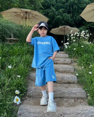 Seo Woo-jin Instagram - .
MLB키즈 썸머 아웃도어 셋업으로
어디든 시원하고 가볍고 편하게 떠나요🙌🏻
@mlbkids_kr 

#협찬 #슈퍼팬키즈 #SUPERFANKIDS #MLB키즈상하복 #MLB키즈썬캡 #MLB키즈모자 #MLB키즈티셔츠