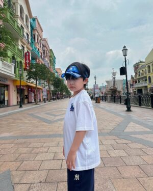 Seo Woo-jin Instagram - .
이번 여행에도 MLB!
MLB키즈 썬캡과 모노그램티셔츠로 편하면서도 멋있게 멋내보기💙
@mlbkids_kr 

#협찬 #슈퍼팬키즈 #SUPERFANKIDS #MLB키즈모노그램 
#MLB키즈썬캡 #MLB키즈모자 #MLB키즈티셔츠
#MLB키즈모노그램티셔츠