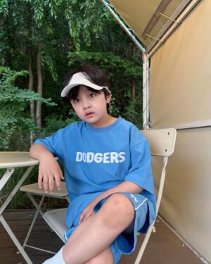 Seo Woo-jin Instagram - .
MLB키즈 썸머 아웃도어 셋업으로
어디든 시원하고 가볍고 편하게 떠나요🙌🏻
@mlbkids_kr 

#협찬 #슈퍼팬키즈 #SUPERFANKIDS #MLB키즈상하복 #MLB키즈썬캡 #MLB키즈모자 #MLB키즈티셔츠