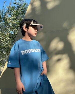 Seo Woo-jin Instagram - .
MLB키즈 썸머 아웃도어 셋업으로
어디든 시원하고 가볍고 편하게 떠나요🙌🏻
@mlbkids_kr 

#협찬 #슈퍼팬키즈 #SUPERFANKIDS #MLB키즈상하복 #MLB키즈썬캡 #MLB키즈모자 #MLB키즈티셔츠