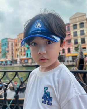 Seo Woo-jin Instagram - .
이번 여행에도 MLB!
MLB키즈 썬캡과 모노그램티셔츠로 편하면서도 멋있게 멋내보기💙
@mlbkids_kr 

#협찬 #슈퍼팬키즈 #SUPERFANKIDS #MLB키즈모노그램 
#MLB키즈썬캡 #MLB키즈모자 #MLB키즈티셔츠
#MLB키즈모노그램티셔츠