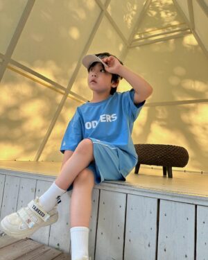 Seo Woo-jin Instagram - .
MLB키즈 썸머 아웃도어 셋업으로
어디든 시원하고 가볍고 편하게 떠나요🙌🏻
@mlbkids_kr 

#협찬 #슈퍼팬키즈 #SUPERFANKIDS #MLB키즈상하복 #MLB키즈썬캡 #MLB키즈모자 #MLB키즈티셔츠