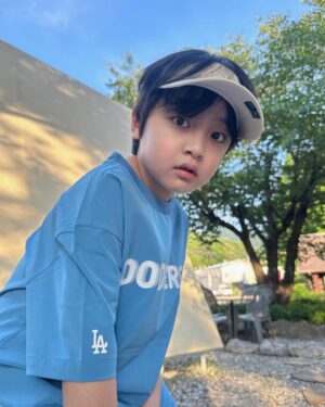 Seo Woo-jin Instagram - .
MLB키즈 썸머 아웃도어 셋업으로
어디든 시원하고 가볍고 편하게 떠나요🙌🏻
@mlbkids_kr 

#협찬 #슈퍼팬키즈 #SUPERFANKIDS #MLB키즈상하복 #MLB키즈썬캡 #MLB키즈모자 #MLB키즈티셔츠