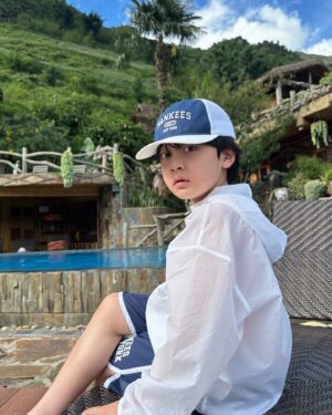 Seo Woo-jin Instagram - . 
여행에 빠질수 없는 물놀이!
MLB 스윔웨어와 함께 했어요.
보기만 해도 시원하고 힙함 그대로💙
@mlbkids_kr 

#협찬 #슈퍼팬키즈 #SUPERFANKIDS #MLB키즈래쉬가드 
#MLB키즈수영복#MLB키즈모자 #MLB키즈샌들 #물놀이샌들