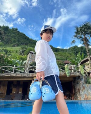 Seo Woo-jin Instagram - . 
여행에 빠질수 없는 물놀이!
MLB 스윔웨어와 함께 했어요.
보기만 해도 시원하고 힙함 그대로💙
@mlbkids_kr 

#협찬 #슈퍼팬키즈 #SUPERFANKIDS #MLB키즈래쉬가드 
#MLB키즈수영복#MLB키즈모자 #MLB키즈샌들 #물놀이샌들
