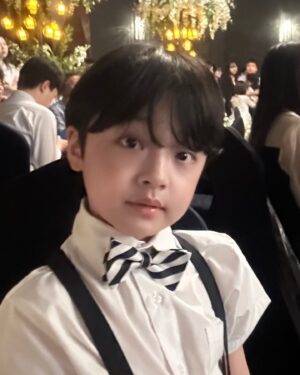 Seo Woo-jin Instagram - .
<사랑으로 가르치다>라는 말이 너무 잘 어울리는 최고의 선생님!
우진이가 아역을 시작하고 너무 바빴던 5년 전,
7살 정민이의 어린이집 담임선생님으로 처음 만났어요.
무척 내성적이고 예민한 기질을 타고 난 정민이는 
말이 없고 자기의 마음을 표현하지 않는 참 어려운 아이였어요.
동생의 아역배우 활동으로 엄마와 떨어져있는 시간이 길었고
그만큼 동생에게 밀려 뒷전이 될 수밖에 없었던 아이.
그런 아이의 곁을 항상 지켜주고 안아주던 선생님이셨어요.
선생님의 따뜻한 사랑과 가르침이 지금의 선하고 바른 정민이로 
자랄 수 있었다고 자신있게 말할수 있을 만큼 
너무 훌륭하신 최고의 선생님!
그런데 그 선생님을 우진이 7살 담임 선생님으로 또 만났지 뭐예요.
와 그때의 기쁨이란..❤️
정말 든든하고 행복했던 한해였습니다.
선생님의 응원을 받아 1년을 또 잘 배우고 어느덧 
어린이집을 졸업하고 3학년이 되었어요.
간간이 연락을 하며 지냈는데 세상에 결혼을 하게 되셨다네요?!
결혼식에 너무 가고 싶어 몇달 전부터 무조건 비워두었던 오늘!
선생님의 초대로 소중한 자리에 화동을 하게 되었답니다😊
우진이가 너무 커버려서 화동이 민폐가 될까봐 걱정을 엄청 했는데
너무 감동이었다며 기뻐해주셔서 얼마나 다행이었던지…
비가 오는데다 주말이라 차가 너무 막혀 늦는 바람에
여유있게 사진을 못찍어 아쉬웠지만
축하해 드릴 수 있어 너무 다행이었어요.

너무 아름다우셨던 오늘의 신부! 신미선 선생님!
정말 축하드립니다!!! 
신부입장 하는데 주책맞게 왜케 눈물이 나던지…
우리 정민이, 우진이 열심히 잘 키워서
자랑스런 선생님의 제자로 어깨뿜뿜하게 해드릴께요!
늘 행복하세요❤️

소중한 오늘의 행사에 멋진 수트 입혀주신
#키즈런웨이 너무 감사합니다!
소중한 날엔 #키즈런웨이 기억하세요 여러분🤗
@kids.runway
