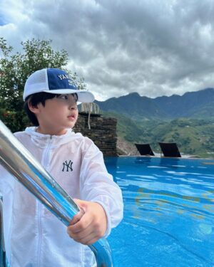 Seo Woo-jin Instagram - . 
여행에 빠질수 없는 물놀이!
MLB 스윔웨어와 함께 했어요.
보기만 해도 시원하고 힙함 그대로💙
@mlbkids_kr 

#협찬 #슈퍼팬키즈 #SUPERFANKIDS #MLB키즈래쉬가드 
#MLB키즈수영복#MLB키즈모자 #MLB키즈샌들 #물놀이샌들