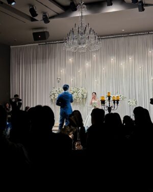 Seo Woo-jin Instagram - .
<사랑으로 가르치다>라는 말이 너무 잘 어울리는 최고의 선생님!
우진이가 아역을 시작하고 너무 바빴던 5년 전,
7살 정민이의 어린이집 담임선생님으로 처음 만났어요.
무척 내성적이고 예민한 기질을 타고 난 정민이는 
말이 없고 자기의 마음을 표현하지 않는 참 어려운 아이였어요.
동생의 아역배우 활동으로 엄마와 떨어져있는 시간이 길었고
그만큼 동생에게 밀려 뒷전이 될 수밖에 없었던 아이.
그런 아이의 곁을 항상 지켜주고 안아주던 선생님이셨어요.
선생님의 따뜻한 사랑과 가르침이 지금의 선하고 바른 정민이로 
자랄 수 있었다고 자신있게 말할수 있을 만큼 
너무 훌륭하신 최고의 선생님!
그런데 그 선생님을 우진이 7살 담임 선생님으로 또 만났지 뭐예요.
와 그때의 기쁨이란..❤️
정말 든든하고 행복했던 한해였습니다.
선생님의 응원을 받아 1년을 또 잘 배우고 어느덧 
어린이집을 졸업하고 3학년이 되었어요.
간간이 연락을 하며 지냈는데 세상에 결혼을 하게 되셨다네요?!
결혼식에 너무 가고 싶어 몇달 전부터 무조건 비워두었던 오늘!
선생님의 초대로 소중한 자리에 화동을 하게 되었답니다😊
우진이가 너무 커버려서 화동이 민폐가 될까봐 걱정을 엄청 했는데
너무 감동이었다며 기뻐해주셔서 얼마나 다행이었던지…
비가 오는데다 주말이라 차가 너무 막혀 늦는 바람에
여유있게 사진을 못찍어 아쉬웠지만
축하해 드릴 수 있어 너무 다행이었어요.

너무 아름다우셨던 오늘의 신부! 신미선 선생님!
정말 축하드립니다!!! 
신부입장 하는데 주책맞게 왜케 눈물이 나던지…
우리 정민이, 우진이 열심히 잘 키워서
자랑스런 선생님의 제자로 어깨뿜뿜하게 해드릴께요!
늘 행복하세요❤️

소중한 오늘의 행사에 멋진 수트 입혀주신
#키즈런웨이 너무 감사합니다!
소중한 날엔 #키즈런웨이 기억하세요 여러분🤗
@kids.runway