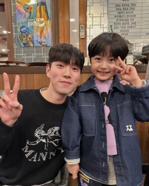 Seo Woo-jin Instagram - .
늦은 작품 끝인사.

처음 오디션 대본을 받았을 때, 대본을 읽고 목이 메여와 
한동안 아무것도 못하고 펑펑 울었던 기억이 납니다. 
좋은 작품에 누가 되지 않도록
우진이랑 정말 열심히 했던 날들이었습니다.
윤해와 윤달이를 연기할 수 있도록 허락해주신 감독님 감사합니다!
한 회 분량의 에피소드 주인공이었지만 4개월 넘게 함께 했던..
우진이도 저도 한 단계 더 성장 할 수 있었던..
행복하고, 아주 소중한 시간이었어요.

따뜻한 배우님들과 감독님, 그리고 야한사진관 가족들!
본방사수 함께하며 울고 웃어주신 시청자분들!
모두 감사합니다❤️