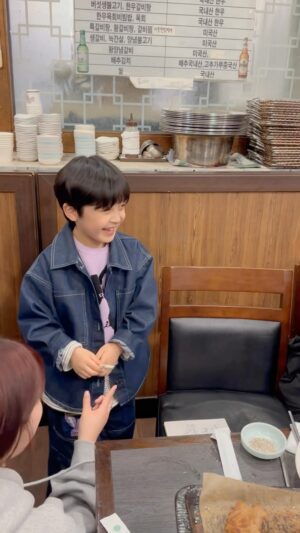 Seo Woo-jin Instagram - .
사랑 넘치는 <야한사진관>팀 누나들❤️
누나들이 싸인 해달라고 하니 너무 기분 좋았다던 우진이예요.
현장에선 애교도 없고 무뚝뚝하고 조용한 아이임에도 불구하고
너무 예뻐해주셔서 얼마나 행복했는지 몰라요.
넘 감사해요! 잊지 않을께요!!!