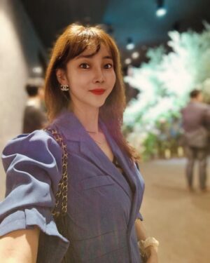 Seo Yeong Instagram - 비가 많이 쏟아졌지만 우리부부가 너무 애정하는 동생의 결혼식에 세식구 출동😉
결혼했어도 결혼식은 심장이 콩닥콩닥
우리딸도 반짝반짝 신나서 활어처럼 파닥파닥
행복하게 잘살길😘
#오늘라임좀되네 
#비그만와라
#happymoments 
#goodnight