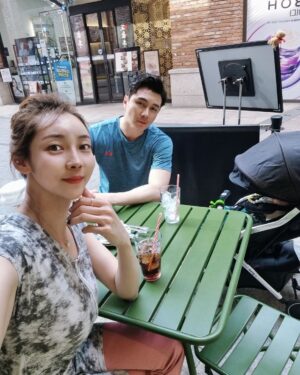 Seo Yeong Instagram - 소이가 잠든 틈을 타 엉덩이도 붙이고 콜라도 벌컥벌컥!
#덥다
#더우니육아는더힘들다
#아싸내일은공휴일
#남편이쉰다
#캬캬캬캬캭 
#goodnight