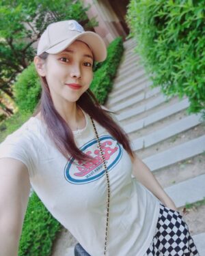 Seo Yeong Instagram - 우리딸래미 쫒아다니느라 정신없이 바쁜 와중에 어느새 6월?
벌써 반년이ㄷㄷ
#축지법배우고싶은엄마
#시간잘도간다 
#happysunday