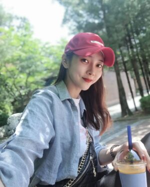 Seo Yeong Instagram - 평일 오전, 한가롭게 벤치에 앉아서 햇살도 받고 나무냄새도 맡고 새소리도 듣고 이런 한량시간이 너무 귀한 나에겐 꿈같던 하루ㅎ
#재충전
#내일부터다시불타는육아
#나도불타겠지
#다이어트가이리쉬웠나
#또르르
#goodnight