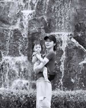 Seo Yeong Instagram - 흑백사진 어지간히 좋아하는 소이아부지와
아부지와서 살아난 소이어무니와
곧 미용해야하는 김말리와
통통만두 신소이.
오랜만에 우리넷😘
#familytime 
#goodnight