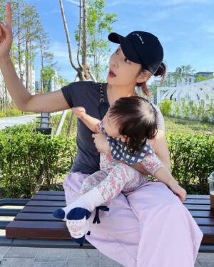 Seo Yeong Instagram - 흑백사진 어지간히 좋아하는 소이아부지와
아부지와서 살아난 소이어무니와
곧 미용해야하는 김말리와
통통만두 신소이.
오랜만에 우리넷😘
#familytime 
#goodnight