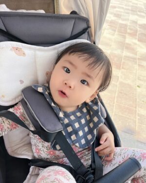 Seo Yeong Instagram - 흑백사진 어지간히 좋아하는 소이아부지와
아부지와서 살아난 소이어무니와
곧 미용해야하는 김말리와
통통만두 신소이.
오랜만에 우리넷😘
#familytime 
#goodnight