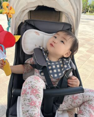 Seo Yeong Instagram - 흑백사진 어지간히 좋아하는 소이아부지와
아부지와서 살아난 소이어무니와
곧 미용해야하는 김말리와
통통만두 신소이.
오랜만에 우리넷😘
#familytime 
#goodnight
