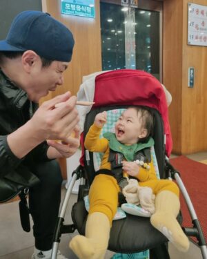 Seo Yeong Instagram - 5분만에 돼지갈비 3인분을 마시고.
2시간을 소이깨기만을 기다림.
#그럴줄알았으면더먹을걸
#내사랑돼지갈비
#갈비
#갈투더비
#냠냠 
#familytime