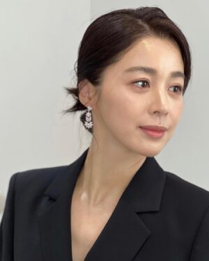 Seo Young-hee Instagram - 🎬
#황금촬영상
#홍보대사
#이따만나요
#립스틱을놓고옴
#그래도예쁘게봐주세요