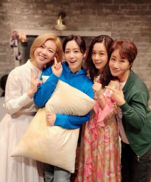 Seo Young-hee Instagram - 😘
#연극분장실
#행복했습니다