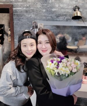 Seo Young-hee Instagram - 😘
#연극분장실
#행복했습니다