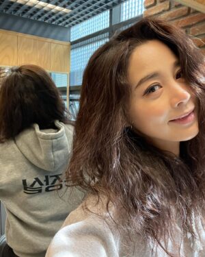 Seo Young-hee Instagram - 봄볕받으며힐링중
어딜까요😅

#연극#분장실
