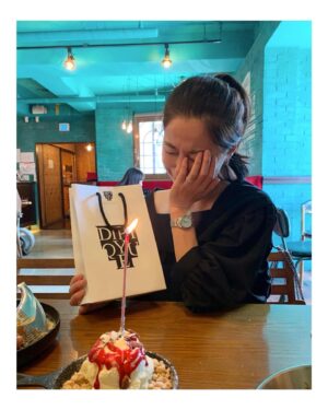 Seo Young-hee Instagram - 갑자기생일?!
#내생일6월
#오늘은9월ㅋㅋ
#더더더감동😍