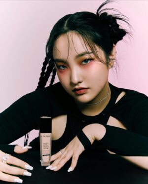 Seon Yoon-kyung Instagram - #광고 @lancomeofficial 
꿈을 향해 대담한 여정을 떠나는 당당한 여성들을 위해 탄생한 
🌹이돌 르 퍼퓸 🌷.
시프레,로즈,자스민 어코드가 어우러져 
은은한 향이 일상에서도 섹시미를 발산 할 수 있더라구여💄💋. 
그리고 얇게 밀착되어 화장을 장시간 해도 피부가 너무 편안하구 무엇보다 지속력❗️무너짐까지 예쁘기있냐고🥵 .
-
💄 @se0000_soonsoo 
💇🏻‍♀️ @sunghwan5955 
📸 @backintheriver 
#랑콤 #idoleleparfum #이돌르퍼퓸 #이돌향수 #나만의IDOLE #땡이돌파운데이션 #ICANWEWILL #향수추천 #화이트데이선물