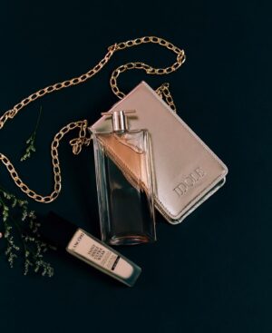 Seon Yoon-kyung Instagram - #광고 @lancomeofficial 
꿈을 향해 대담한 여정을 떠나는 당당한 여성들을 위해 탄생한 
🌹이돌 르 퍼퓸 🌷.
시프레,로즈,자스민 어코드가 어우러져 
은은한 향이 일상에서도 섹시미를 발산 할 수 있더라구여💄💋. 
그리고 얇게 밀착되어 화장을 장시간 해도 피부가 너무 편안하구 무엇보다 지속력❗️무너짐까지 예쁘기있냐고🥵 .
-
💄 @se0000_soonsoo 
💇🏻‍♀️ @sunghwan5955 
📸 @backintheriver 
#랑콤 #idoleleparfum #이돌르퍼퓸 #이돌향수 #나만의IDOLE #땡이돌파운데이션 #ICANWEWILL #향수추천 #화이트데이선물