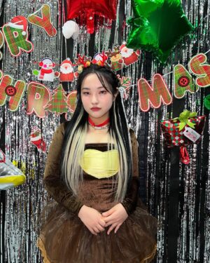 Seon Yoon-kyung Instagram - 섹시 루돌프 도전과 함께 Happy christmas 대 성공 🎄💕🌟.
한달간 달려온 콘서트 여정이 끝난것 같지만 앵콜콘을 기대해주세요 😎🖤. 
#onthestage #스우파 ##hook #훅 #선윤경