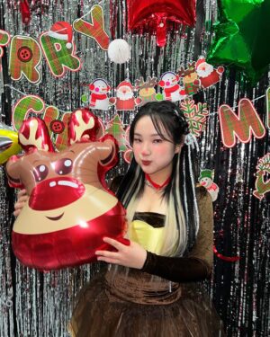 Seon Yoon-kyung Instagram - 섹시 루돌프 도전과 함께 Happy christmas 대 성공 🎄💕🌟.
한달간 달려온 콘서트 여정이 끝난것 같지만 앵콜콘을 기대해주세요 😎🖤. 
#onthestage #스우파 ##hook #훅 #선윤경
