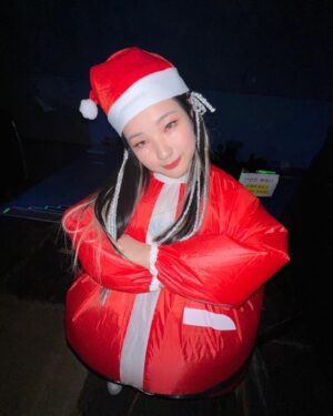 Seon Yoon-kyung Instagram - 섹시 루돌프 도전과 함께 Happy christmas 대 성공 🎄💕🌟.
한달간 달려온 콘서트 여정이 끝난것 같지만 앵콜콘을 기대해주세요 😎🖤. 
#onthestage #스우파 ##hook #훅 #선윤경