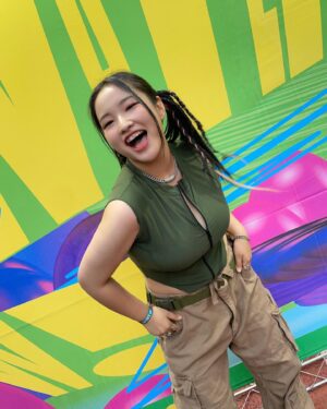 Seon Yoon-kyung Instagram - 오늘밤은 삐딱하게🕺🏻🌠@waterbomb_official #2023