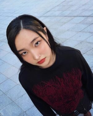 Seon Yoon-kyung Instagram - 158.. pose🥴 @songzio_official #songzio