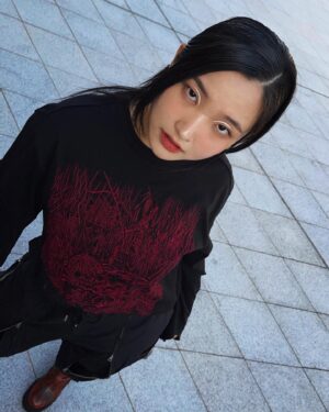 Seon Yoon-kyung Instagram - 158.. pose🥴 @songzio_official #songzio