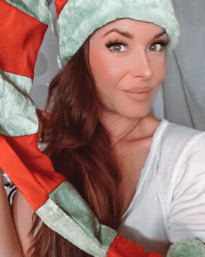 Serah D'Laine Instagram - 🎅🏻🎄HAPPY HOLIDAY🎄🎅🏻
Hope you have laughter   joy in your heart this year.
Soul Circle tribe - I am so happy to be building our community together over the years.
Many blessings to all of you   your loved ones. 🤍🌹🤍
This time is really hard for a lot of people, so remember to hold the line of 🤍 for anyone struggling right now. If we can all do our part to keep the focus on the bright future we want (despite any contradicting evidence), if we can remember to see other as the highest versions of themselves, (despite any contradicting behavior).
So many are fighting silent battles, others not so silent. Give grace, understanding, compassion   above all f*ing unconditional LOVE! Share it out. Not everyone knows how to receive but do it regardless. Make it a damn mood. Make it the only choice on the days when old programs say it’s easier to choose anger, choose higher   everything will align into place.
Love you all - 🌹
P.S. Who’s been gettin real with “Sofia” - Mother of the Universe? Watch livestream reply if you want to serious download of the conjunction ✨
#christmastree #happyholidays #conjunction #higherconsciousness #higherlove #emotionalintelligence #unconditionallove #dontgiveup