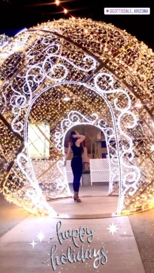 Serah D'Laine Instagram - ✨It’s beginning to feel a lot like..... 🎅🏻🎄feeling the holiday vibes   nothing makes my inner child happier than sparkly Christmas lights✨
.....cherish the moments that make your heart happy, babe - take a moment everyday to appreciate   acknowledge the ones who make you feel love, cause who know what tomorrow has. I hope that every tomorrow brings you something to smile about.
.
.
.
.
.
#happyholidays #natkingcole #christmastlights #christmas #scottsdale