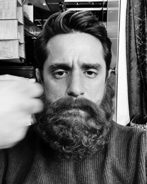 Sercan Badur Instagram - Bu gemi de limana yanaştı. Önce kaptanım @emrahagus ‘a ve bu yolculukta bizimle olan herkese sonsuz teşekkürler. “Yardımcı Oyuncu” binbir gerçek hikayeler ile sektöre ayna tutmaya geliyor. Haydin hayırlısı.🥲 #yardımcıoyuncu