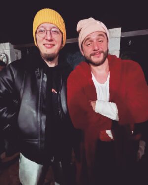 Sercan Badur Instagram - Bu gemi de limana yanaştı. Önce kaptanım @emrahagus ‘a ve bu yolculukta bizimle olan herkese sonsuz teşekkürler. “Yardımcı Oyuncu” binbir gerçek hikayeler ile sektöre ayna tutmaya geliyor. Haydin hayırlısı.🥲 #yardımcıoyuncu