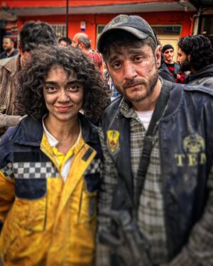 Sercan Badur Instagram - Bu gemi de limana yanaştı. Önce kaptanım @emrahagus ‘a ve bu yolculukta bizimle olan herkese sonsuz teşekkürler. “Yardımcı Oyuncu” binbir gerçek hikayeler ile sektöre ayna tutmaya geliyor. Haydin hayırlısı.🥲 #yardımcıoyuncu