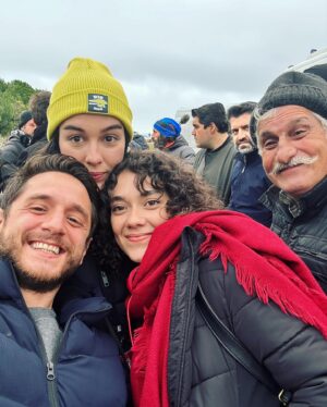 Sercan Badur Instagram - Bu gemi de limana yanaştı. Önce kaptanım @emrahagus ‘a ve bu yolculukta bizimle olan herkese sonsuz teşekkürler. “Yardımcı Oyuncu” binbir gerçek hikayeler ile sektöre ayna tutmaya geliyor. Haydin hayırlısı.🥲 #yardımcıoyuncu