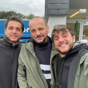 Sercan Badur Instagram - Hatırda kalan her anımız meğersem bugünleri aydınlatması içinmiş, babacım. Seni artık ebediyen kalbime sakladım. Ama biliyorum, bir gün yine beraber olacağız ve sen yine fırlama oğlunu görür görmez kucaklayacaksın. Senin de dediğin gibi “Perişan bir haldeyim. Fakat içimde kendimden bile sakladığım bir ümit var…”