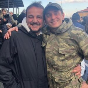 Sercan Badur Instagram - Hatırda kalan her anımız meğersem bugünleri aydınlatması içinmiş, babacım. Seni artık ebediyen kalbime sakladım. Ama biliyorum, bir gün yine beraber olacağız ve sen yine fırlama oğlunu görür görmez kucaklayacaksın. Senin de dediğin gibi “Perişan bir haldeyim. Fakat içimde kendimden bile sakladığım bir ümit var…”