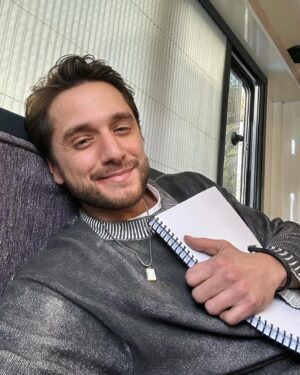 Sercan Badur Instagram - 14 Şubat’ta ben ve senaryom! :) ♥️ Yepyeni bir maceraya adım attım. Böylesi güzel bir ekibin içine dahil olmanın gururuyla doluyum. Akşam sizlerle bu heyecanımı paylaşmak için sabırsızlanıyorum. Şimdiden iyi seyirler efenim. Hoş geldin Mert! :) @sandikkokusudizisi @showtv @o3medya