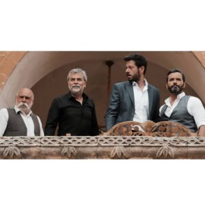 Serdar Özer Instagram - Hercaide yasadigim her an ve her fotograf benim icin cok degerli ama ben size en sevdigim an ile veda etmek istedim. Dile kolay tam 2 bucuk sene her hafta evinize misafir olduk bizi agirladiniz. Kimi zaman cok kizdiniz kimi zaman sevdiniz ben kendi adima bana yasattiginiz tum duygular icin sizlere gonulden tesekkur ederim... Hatamız olduysa affola 🦋❤ yeni hikayelerde tekrar buluşmak üzere 🙋🏻‍♂️
VE bize bu maceranin kapilarini acan ve cok emek veren  @banumiafilm e bu macerada  yolumuzu cizen butun senaristlerimize hayallerini ve hayallerimizi sizlere yansitan yonetmenlerimiz @cemalsan , @movier , @benalce , @caaligarii , @isilsugunday , @ali_ilhan_  ve @erhankozan a goruntu yonetmenimiz @tvaliaslan a yolculuk boyunca bizi yanliz birakmayan @suaterdogmus , @sametakdeniiz ve yeni geleninden aramizdan ayrilan tum ekip arkadaslarima tesekkuru bir borc bilirim. Hepinizle iyi ki calisma firsati buldum.
VE tabii ki sevgili, degerli oyun arkadaslarim. Sizlerle ayni sahneyi paylasmak bir onur benim icin. Kendinize iyi bakin guzel insanlar. @akinakinozu  @rebrusahin #serhattutumluer @nineteen0seven @macitsonkan @ghatihan @gulcinsant  @oyaunustasi @feridecetinki  @guneshayat  @cahitgok  @aslisamat @elvan_demirez @_baris_yalcin_ @mbaristaskin  @dilaray.yesilyaprak  @aysegulgunaayy  @ahmetkayakesen  @sarpikiler  @dogaanbayraktar  @ebrardemirbilekresmi ❤🙏
