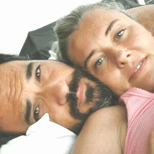 Serdar Özer Instagram - Seninle ve sana dair her şey cok guzel. İyi ki varsin, iyi ki yanimdasin, iyi ki hayatimdasin ve iyi ki doğmuşsun sevgilim.  Doğum günün kutlu olsun guzel papatyam ❤️🌼